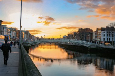 Dublin gece sahne Hapenny köprü ve Liffey Nehri ışıklar. İrlanda. Dublin'de iken ziyaret için çok popüler bir yer. Bu köprü eski adı bu nedenle geçmeye yarım bir kuruş tahsil.