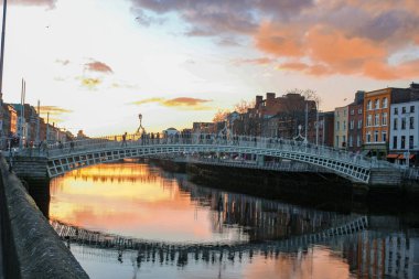 Dublin gece sahne Hapenny köprü ve Liffey Nehri ışıklar. İrlanda. Dublin'de iken ziyaret için çok popüler bir yer. Bu köprü eski adı bu nedenle geçmeye yarım bir kuruş tahsil.