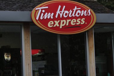 Toronto, Kanada - 29 Ekim 2018: dış, bir Tim Hortons kahve dükkanı gün boyunca. Çabuk sipariş sadece için hızlı bir tim hortons bu