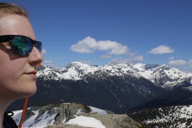 Bir güzel buzul Gölü bakan dağın tepesinde duran kadın. Panorama Ridge, Garibaldi, Whistler, Bc, Kanada yakın üzerinde gerçekleştirilen.