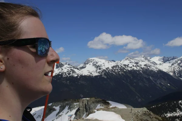 Bir güzel buzul Gölü bakan dağın tepesinde duran kadın. Panorama Ridge, Garibaldi, Whistler, Bc, Kanada yakın üzerinde gerçekleştirilen.