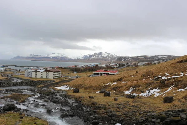 Olafsvik 在冰岛的山景城是欧洲西部大部分国家 惊人的自然山和镇 — 图库照片