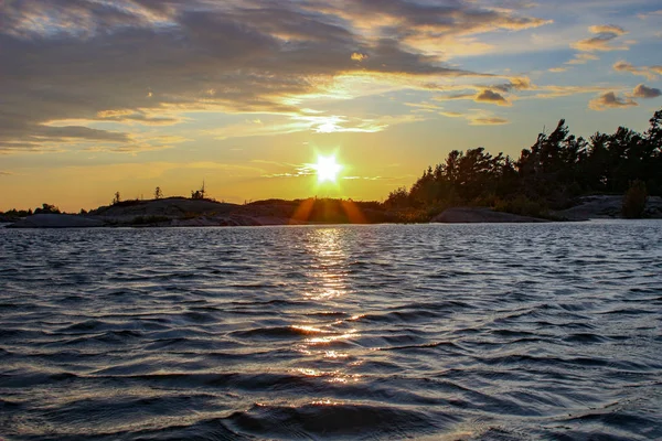 Pôr do sol no lago na baía georgiana de ontário canadá — Fotografia de Stock