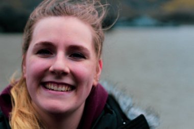 Güzel kadınlar bir göl sarı saçlı ve b önünde poz