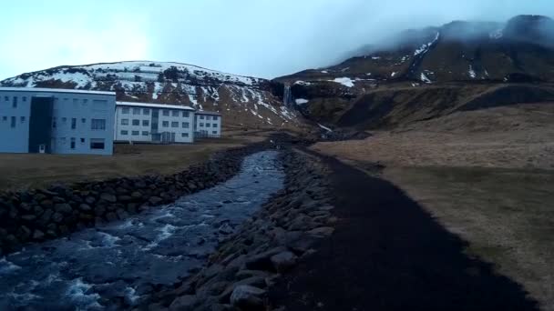 Olafsvik pohled během zimního sněhu, který je okouzlující malé město na Islandu na severní straně poloostrova Snaefellsnes — Stock video