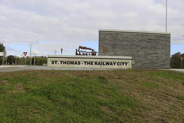 St. Thomas, Canadá - 13 de octubre de 2018: Foto editorial del cartel de St. Thomas the Railway City en el suroeste de Ontario. St. Thomas es un pequeño pueblo pintoresco cerca de Londres . — Foto de Stock