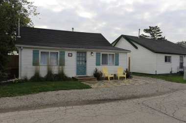 Tipik bir genel seyir yazlık Ontario küçük beyaz ev