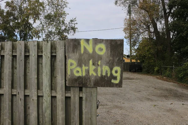 Ingen parkering skylt på en hand gjorde tecken — Stockfoto