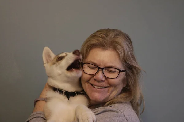 Любовница собак развлекается со своим щенком — стоковое фото