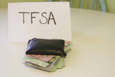 yanında para var bir cüzdan Tfsa yazan bir işaret. Kanada tasarruf tema. Tfsa vergi ücretsiz tasarruf hesabı için standları