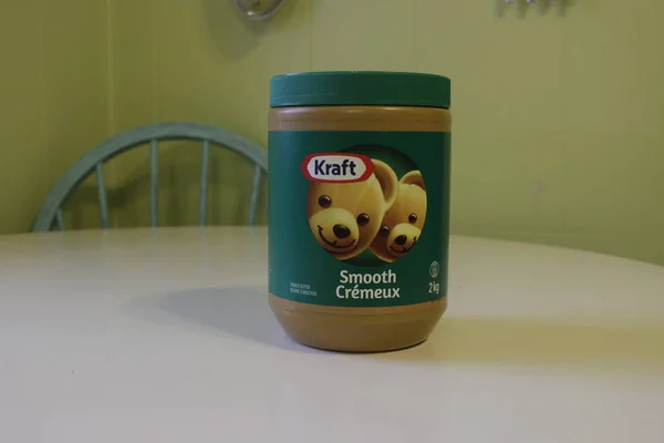 London canada, 1. januar 2019: redaktionelle illustrativaufnahme von kraft glatte Erdnussbutter. kraft ist eine der beliebtesten Erdnussbutter-Marken in Kanada. — Stockfoto