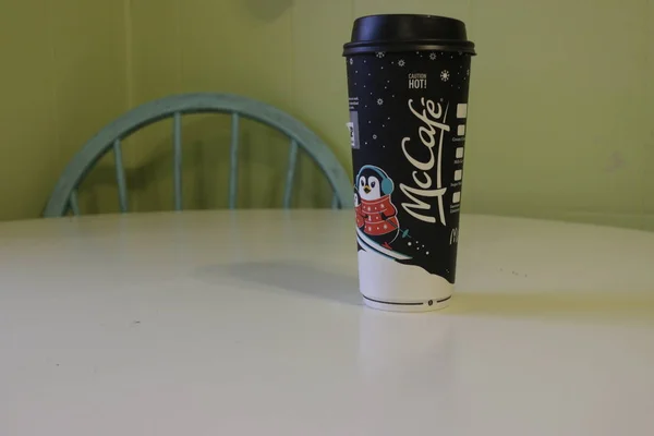 London Canada - 01 de janeiro de 2019: Fotografia editorial ilustrativa de um recipiente de bebidas McDonalds McCafe na mesa. McCafe é um dos mais populares café rápido servir no mundo . — Fotografia de Stock