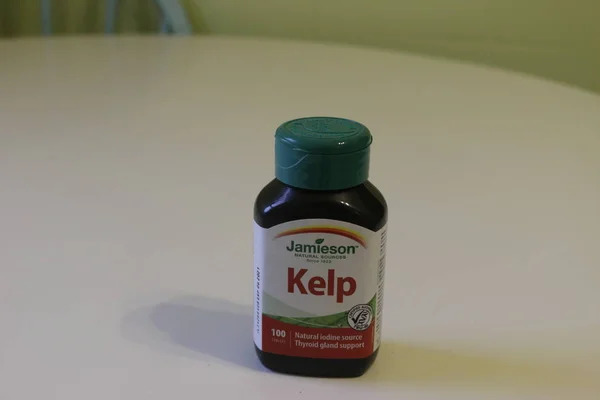 Лондон, Канада - 01 января 2019 года: иллюстрированная фотография контейнера с таблетками Джейсона Келпа. Kelp является популярным йодом витамин . — стоковое фото