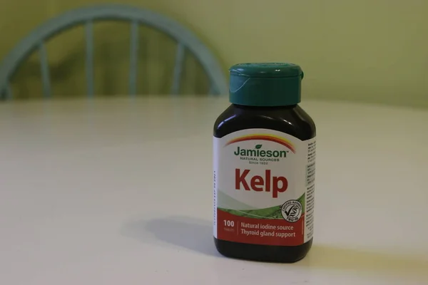 Londen Canada - januari 01 2019: Redactionele illustratieve foto van een container van Jameison Kelp tabletten. Kelp is een populaire jodium vitamine. — Stockfoto