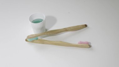 Bambu diş fırçası beyaz arka planda, çevre dostu kavramı