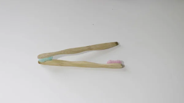 Бамбуковая зубная щетка на белом фоне, экологически чистая концепция — стоковое фото