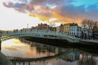 Dublin gece sahne Hapenny köprü ve Liffey Nehri ışıklar. İrlanda. Dublin'de iken ziyaret için çok popüler bir yer. Bu köprü eski adı bu nedenle geçmeye yarım bir kuruş tahsil.