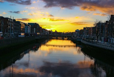 Dublin gece sahne Hapenny köprü ve Liffey Nehri ışıklar ile 