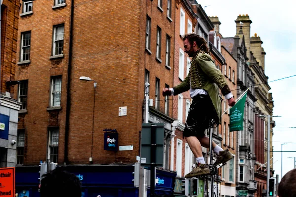 Dublín Irlanda - 20 de febrero de 2018: Un artista callejero está en un monociclo haciendo una actuación en Grafton Street. Los artistas callejeros en Irlanda son comunes . — Foto de Stock