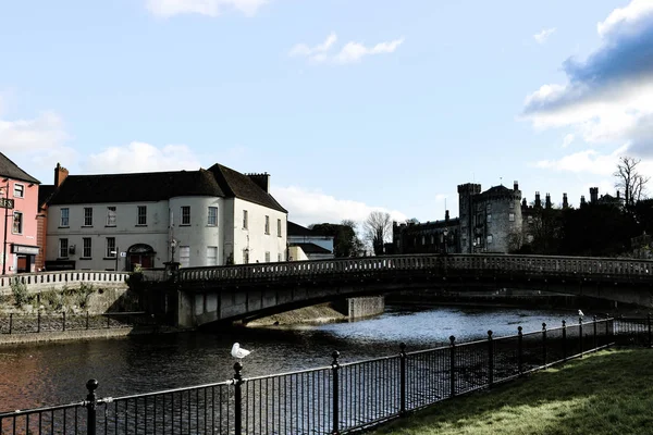 Ringhiere lungo il fiume vista della città castello di Kilkenny e ponte. bellissimo villaggio turistico in Irlanda — Foto Stock