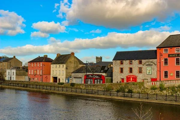 nehir kenarında korkulukları kilkenny kale kasaba ve bridge.showing parlak binalar kilkenny içinde görüntülemek