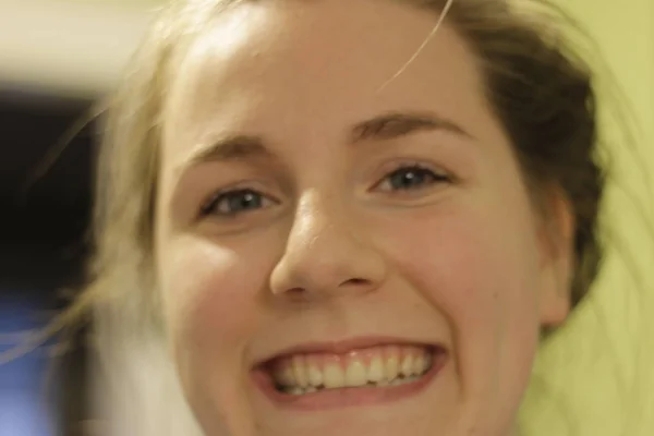 Menina sorrindo e olhando para a câmera natural — Fotografia de Stock