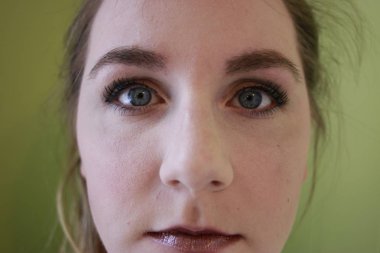 Güzel kadın modelinin göz kamaştırıcı portresi. Günlük makyajlı ve romantik dalgalı saç stili. Cilt üzerinde parlak parlak moda, seksi dudak parlatıcı makyaj ve koyu kaşlar.