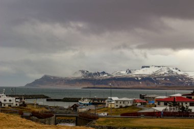 Küçük kasaba Olafsvik, tipik yerel evleriyle