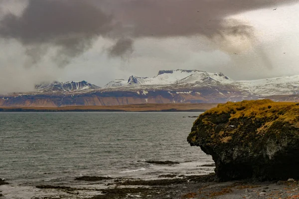 Typiska isländska sunrise sunset cliff landskap på Arnarstapi område i trollska halvön Snaefellsnes på Island — Stockfoto