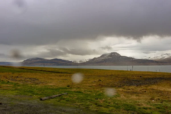 Дорога из Рейкьявика в Акранес в Исландии в дождливый день — стоковое фото