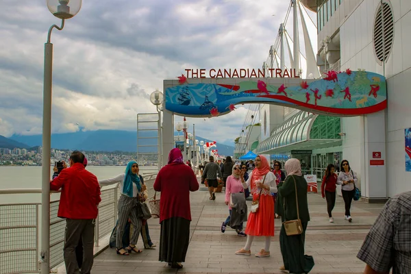 Vancouver British Columbia, 15 Haziran 2018: Kanada iz Vancouver Kanada yerde yürüyen kültürel insanlar Editör fotoğrafı. — Stok fotoğraf