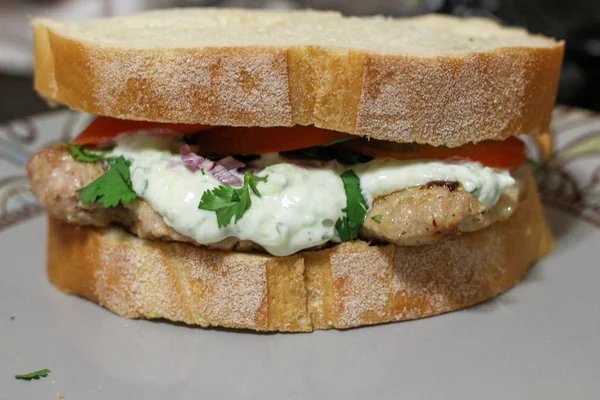 Bir plaka üzerinde yeşil sandviç. domuz eti ve sebze ile cacık — Stok fotoğraf