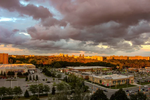 Utsikt över floden Thames, tagna längs en gångstig. London, Ontario — Stockfoto