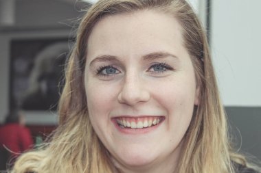 kafede kameraya gülümseyen kadın