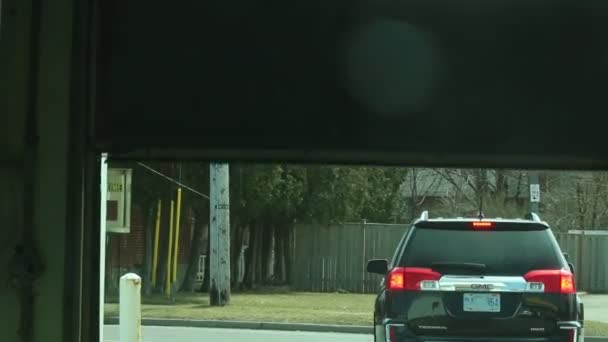 London Canada, 29 mars 2019 : vidéo éditoriale d'un trajet en voiture dans une station-service. Comme le printemps arrive, ces lavages sont plus populaires — Video