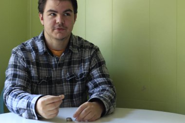 Bir adam paralarını masada sayar.