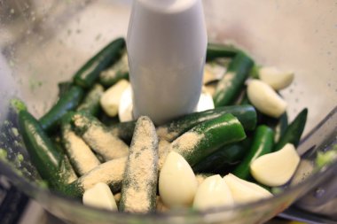 Bir öğütücü de Jalapeno biber püresi yapma. Acı sos üretimi.