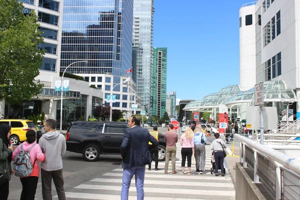 Vancouver Canadá, 15 de junio de 2018: Fotografía editorial de personas que cruzan la calle hacia el centro de convenciones. El centro de distrito de Vancouver es muy popular para los turistas . — Foto de Stock