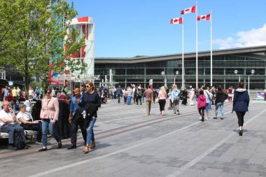 Vancouver Canada, 15 Haziran 2018: Kongre merkezine karşı karşıya gelen insanların editoryal fotoğrafı. Vancouver şehir merkezi turistler için çok popüler.