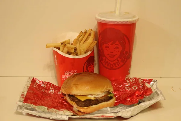 25 Νοεμβρίου 2018, Λονδίνο Καναδάς: Editorial photo of a Wendy 's dave burger combo. Αυτό είναι το πιο δημοφιλές μπέργκερ της Γουέντι στη Βόρεια Αμερική. — Φωτογραφία Αρχείου
