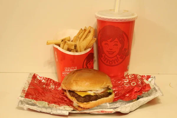 November 25 2018, London Canada: Editorial photo of of a Wendy's dave burger combo. This is Wendy's most popular burger in North America — Stock Photo, Image