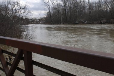 Kanada 'da bir köprüden bulutlu gün görünümü
