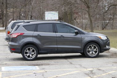 Nisan 02 2019, Londra Kanada: boş bir otoparkta park edilmiş gri bir ford kaçış SUV araba editoryal fotoğraf. Ford kaçış Kanada'da en popüler orta boy araba biridir.