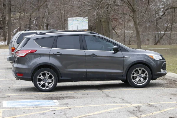 Nisan 02 2019, Londra Kanada: boş bir otoparkta park edilmiş gri bir ford kaçış SUV araba editoryal fotoğraf. Ford kaçış Kanada'da en popüler orta boy araba biridir.