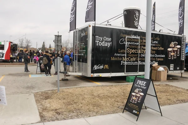 06 de abril de 2019, Elmira Canada: fotografía editorial de un camión de comida McDonalds McCafé estacionado y mucha gente haciendo cola. Este camión de comida fue una adición especial al Festival de Jarabe de Arce Elmira — Foto de Stock