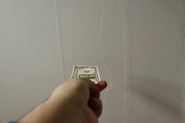 A man holds a U.S. 1 one dollar. — Stock Photo, Image