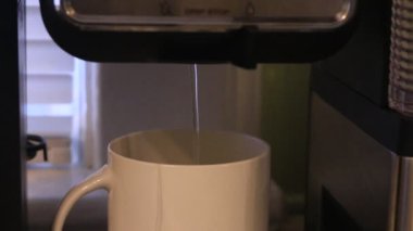 Beyaz çaydanlık ve bardak.