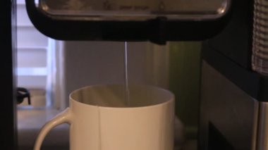 bir bardak süt dökme.