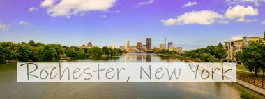 rochester, new york, ABD skyline güneyden alacakaranlıkta şehir merkezine doğru akan nehrin genesee görülüyor.