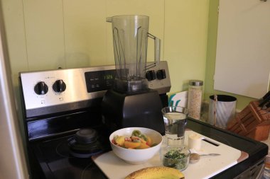 Beyaz bir arka plan üzerinde mango, ananas ve tutku meyve ile Sağlıklı smoothie. Detoks, diyet, sağlıklı, kopya alanı ile vejetaryen gıda kavramı.